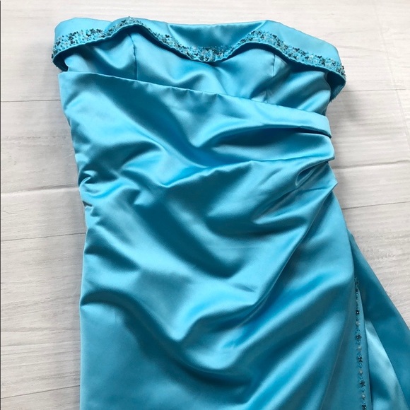 Beautiful strapless satin blue prom/formal gown - Picture 1 of 4
